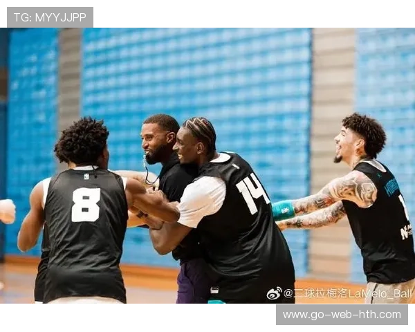 拉梅洛外线高弧度拉开空间,夏洛特抓住关键点