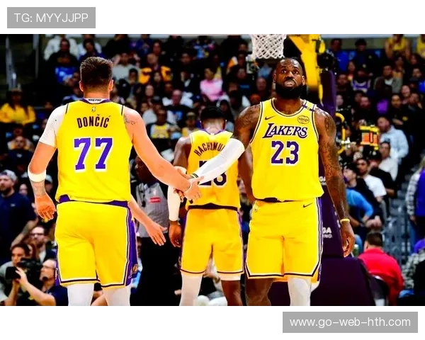 詹姆斯52分单场三双，湖人加时险胜尼克斯